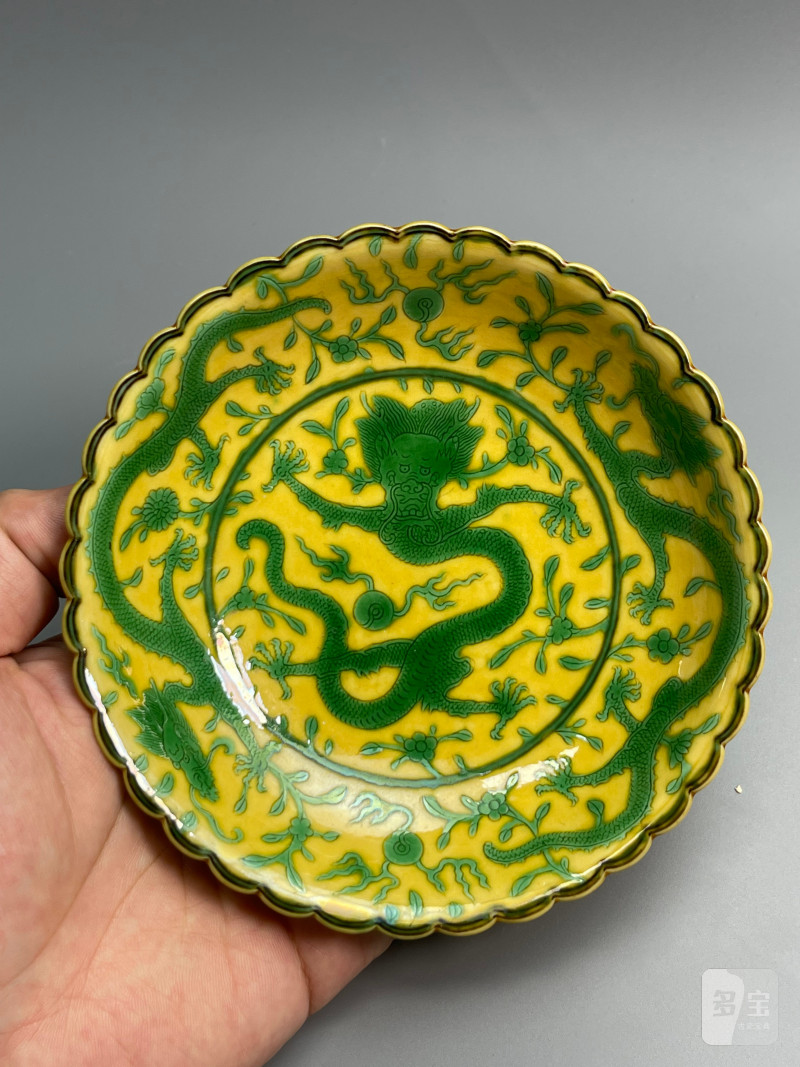 清乾隆  黄地绿彩龙纹花口盘 - 图4